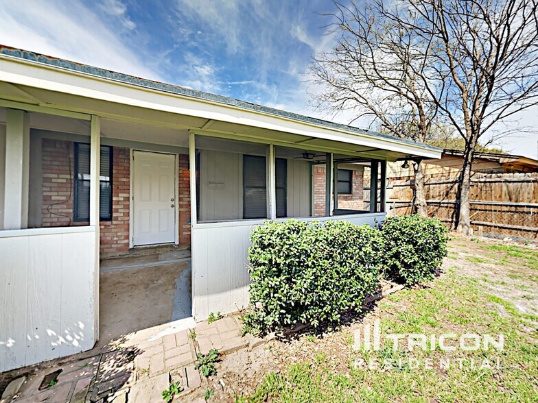 Building Photo - 7300 Echo Hill Dr