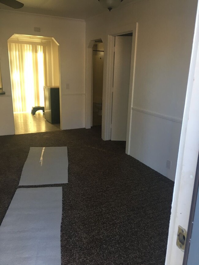 Building Photo - Paradise Cozy 2 bed one bath off of upper ...