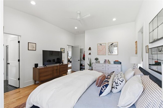 Building Photo - 1030 Kirkwood Ave SE