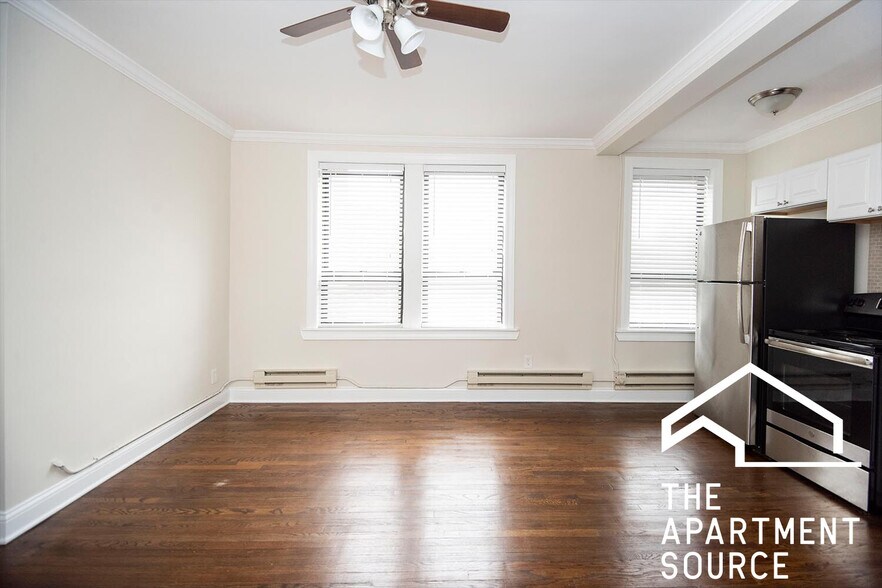 Building Photo - 3345 N Marshfield Ave