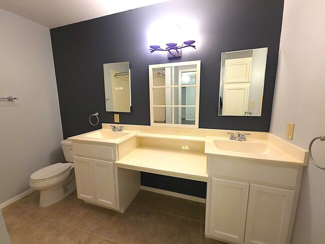Building Photo - Welcome to this charming 3 bedroom, 2 bath...