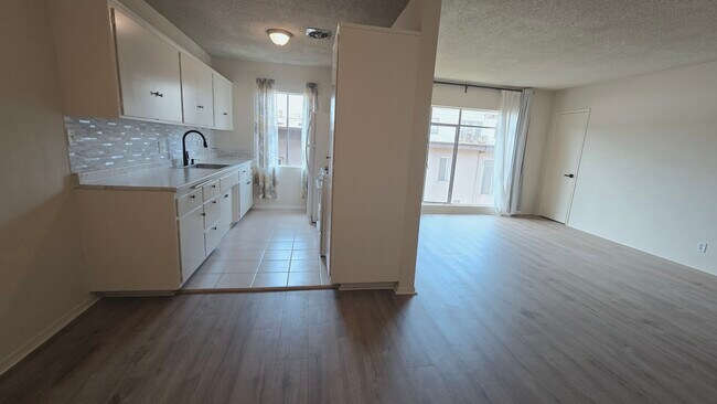 Building Photo - 526 S St Andrews Pl
