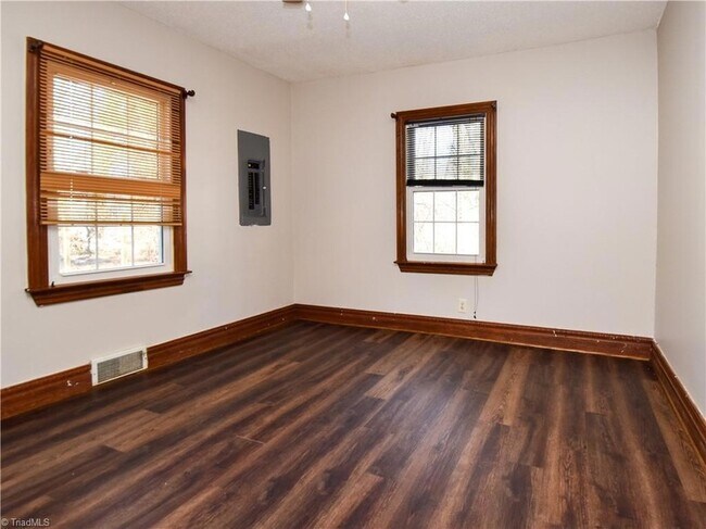 Building Photo - 3872 Leo St