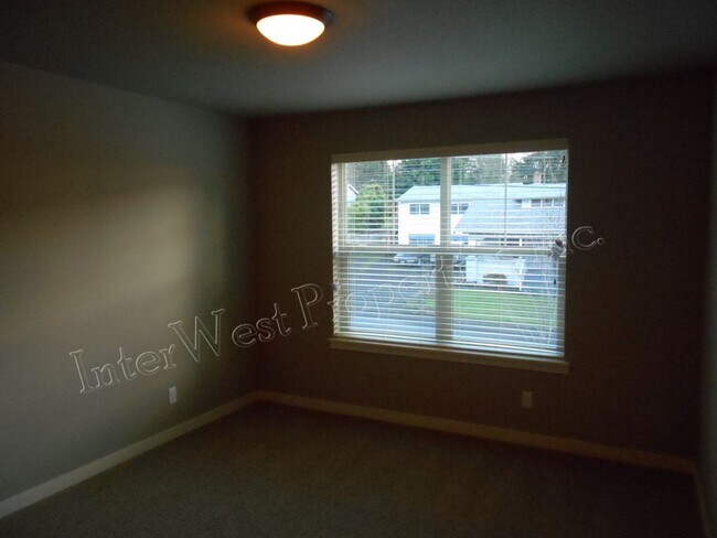 Building Photo - 3+ BED 2.5BA TIGARD HOME WITH DEN, SOAKER ...