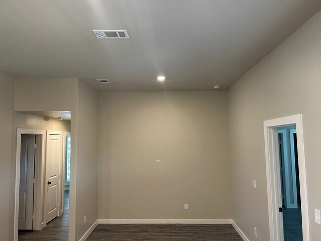 Building Photo - Pre-Leasing - Lovely Glowing Home in South...