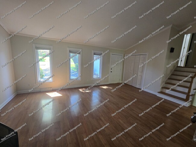 Building Photo - Three Bedroom Tri-Level in LOFS