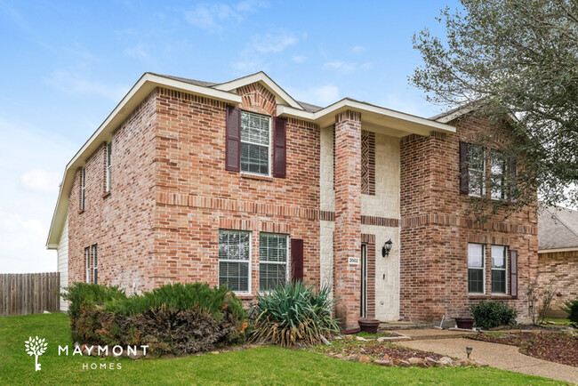 Building Photo - Spacious 4-Bedroom