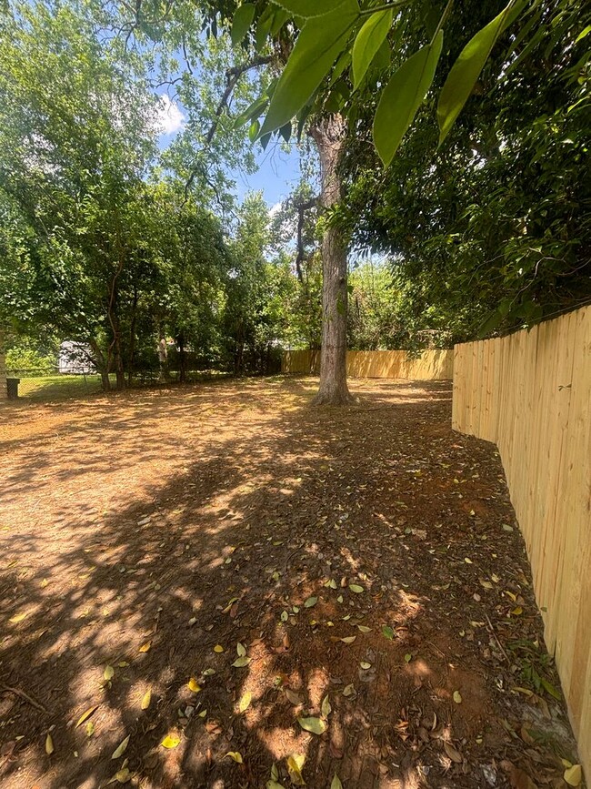 Building Photo - Freshly Renovated 3x1! Fully Fenced in Yar...