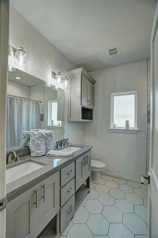 Building Photo - 1015 Greenview Dr