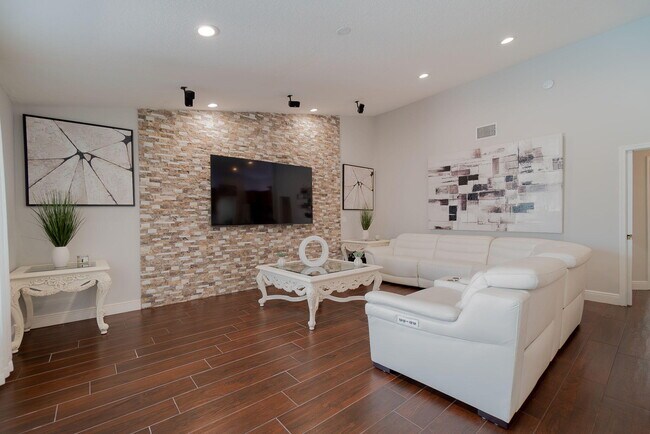 Building Photo - 13660 Folkestone Ct