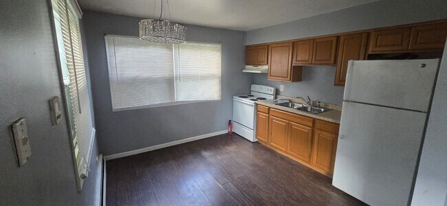 Building Photo - 11 S Whispering Hills Dr