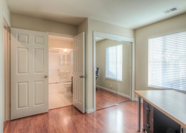 Building Photo - A must see beautiful 3 bedrooms 2.5 bathrooms single family home