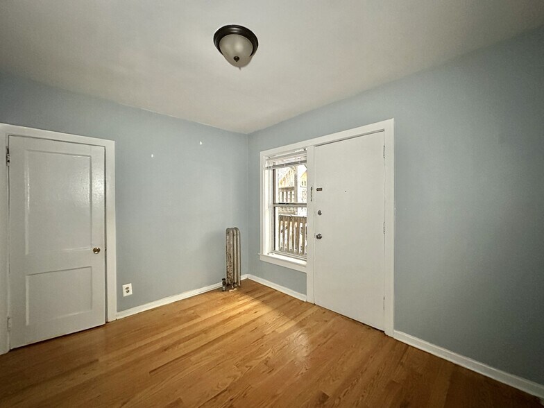 Building Photo - 5662 N Ridge Ave