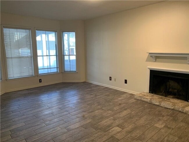 Building Photo - UT PRE-LEASE - 1 bed / 1 bath Updated West Campus Condo