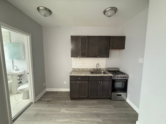 Building Photo - 6930 N Greenview Ave