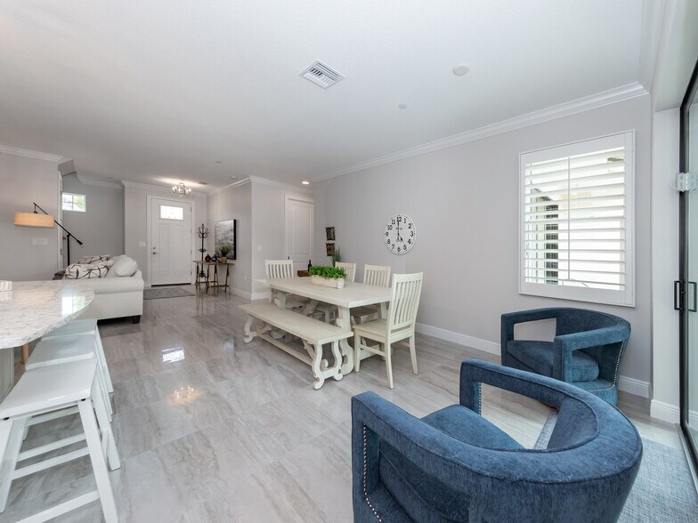 Building Photo - 906 E Venice Ave