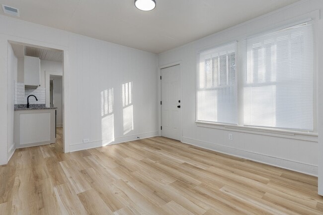 Building Photo - Cozy Home in Columbia's Downtown Core - Unit A