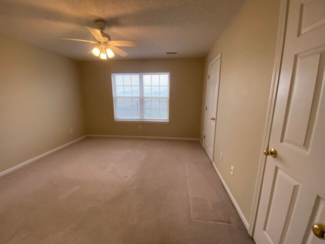 Building Photo - 3BR/2BA with neighborhood pool included!