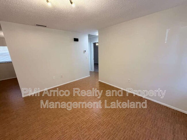 Building Photo - 1211 Robert King High Dr