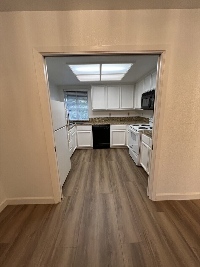 Building Photo - 235 Live Oak Cir