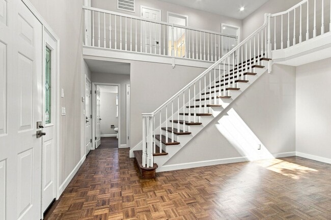 Building Photo - 749 Glenborough Dr
