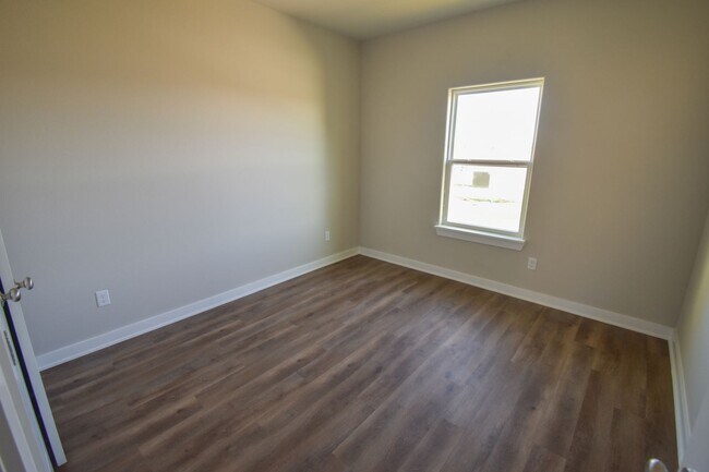Building Photo - Beautiful 3 BR / 2 BA Home!