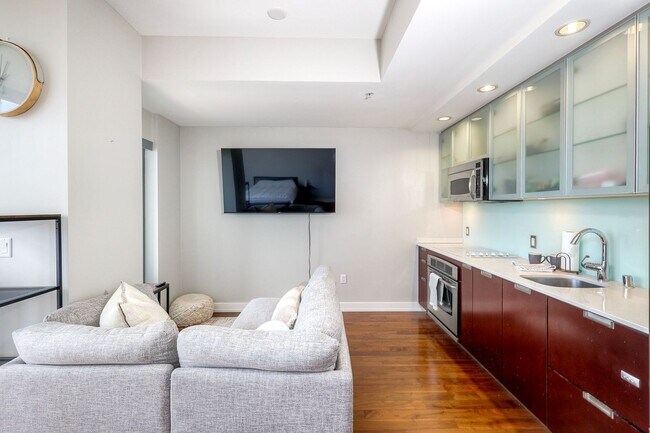 Building Photo - San Diego VIEW UNIT! Downtown  Gaslamp Quarter Three Weeks FREE Furnished  Studio -Available NOW!