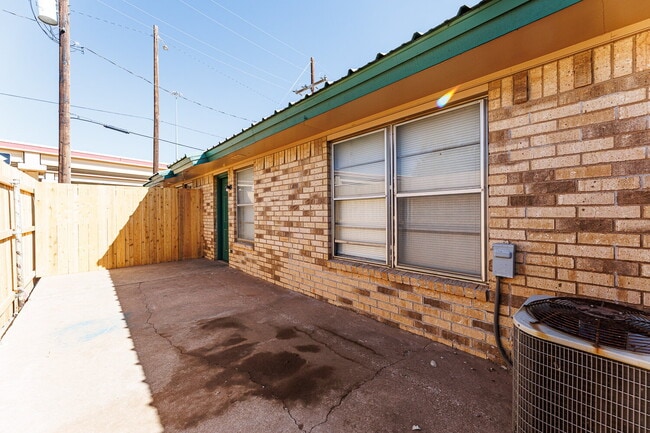 Building Photo - Freshly Updated - 2/1 Apartment with easy access to the Loop