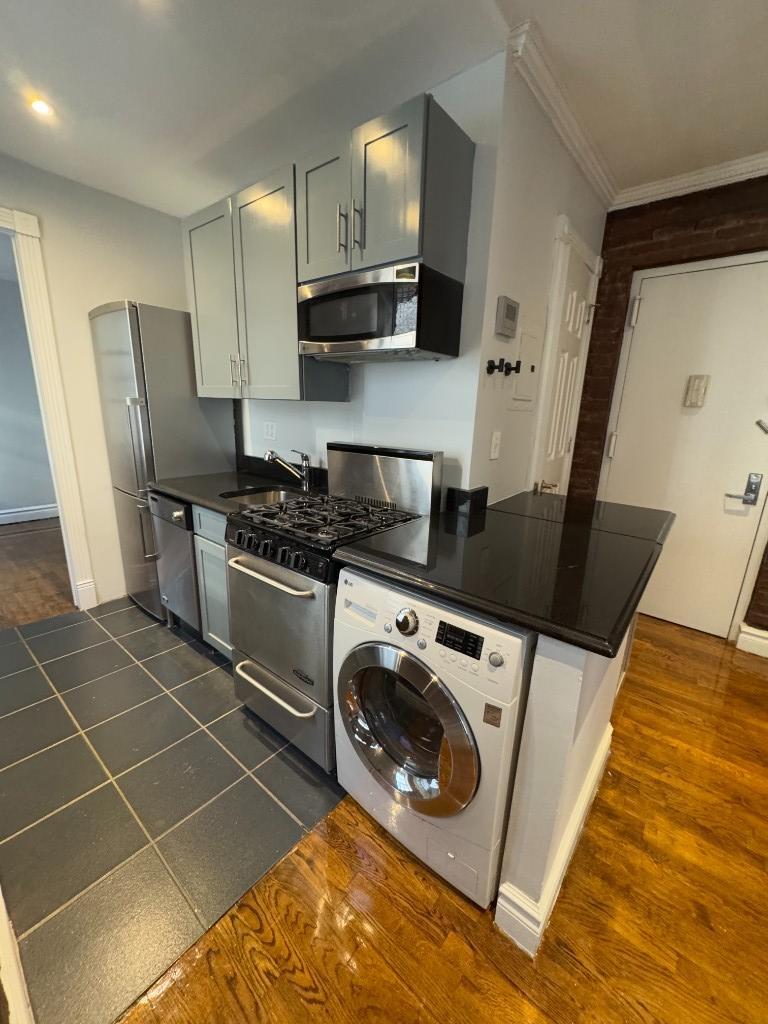 Building Photo - 416 E 13th St