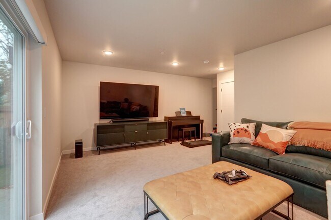 Building Photo - Beautiful and Spacious 4bd/4ba Townhome Av...