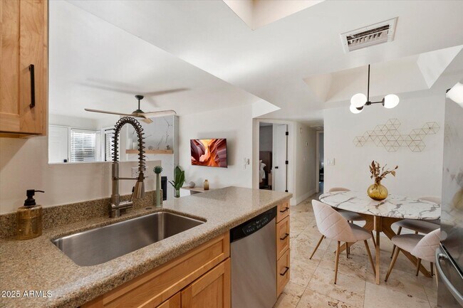 Building Photo - 1820 E Morten Ave