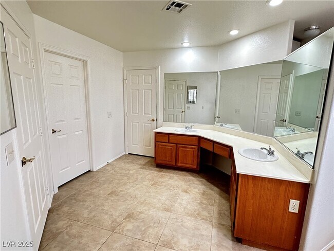Building Photo - 8204 Tivoli Cove Dr