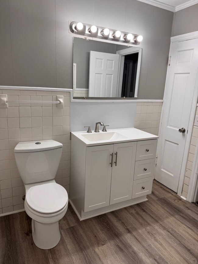 Building Photo - 3 bedroom 1 bath home, located in the Greystone area!