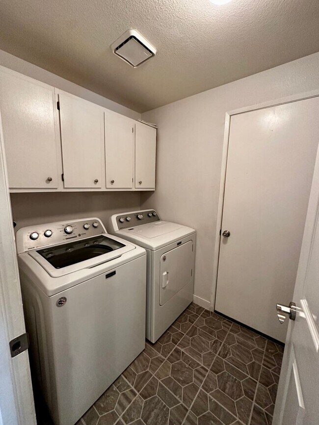 Building Photo - Gorgeous 4 Bedroom 2.5 Bath Single Family Home On Private Cul-Du-Sac