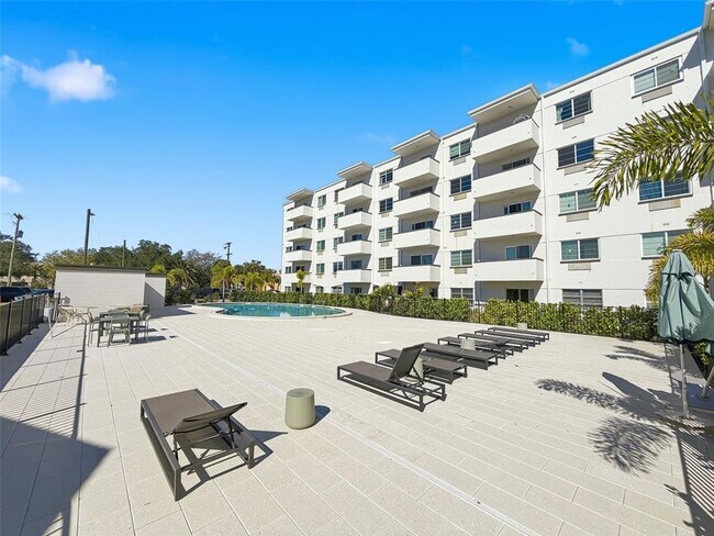 Building Photo - 406 S Cedar Ave