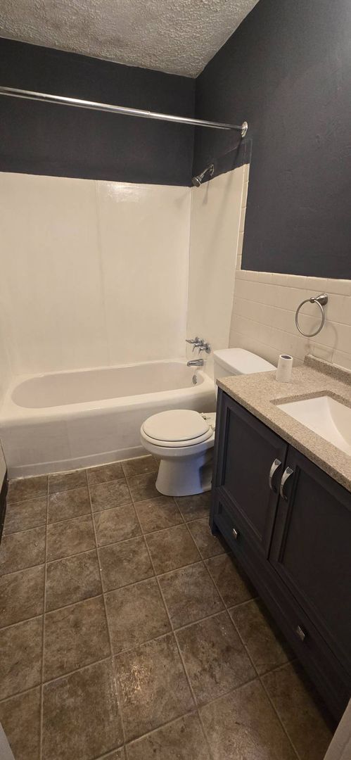 Building Photo - Charming 3-Bedroom Property in Prime Location ( SECTION 8 VOUCHER ACCEPTED )