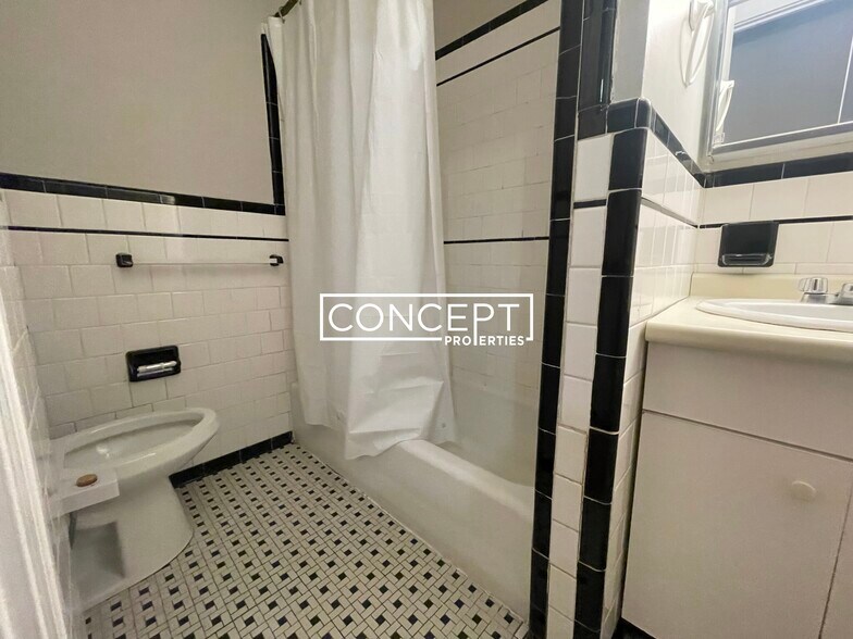 Building Photo - 8 Forest St