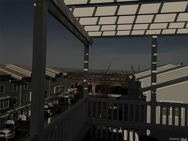 Building Photo - 75-18 Aquatic Dr