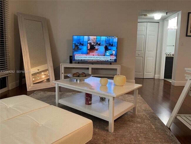 Building Photo - 800 N Miami Ave