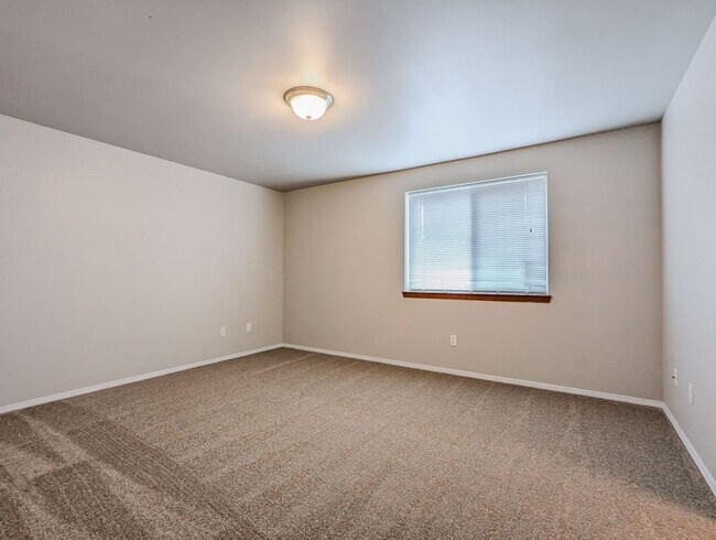 Building Photo - 417 Pine Ave