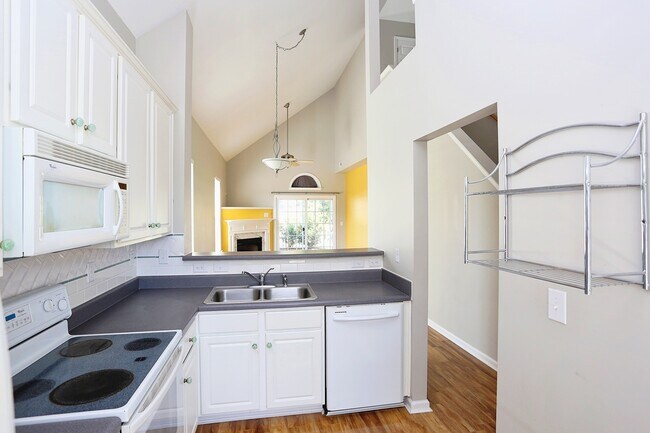 Building Photo - 915 Cinnamon Dr