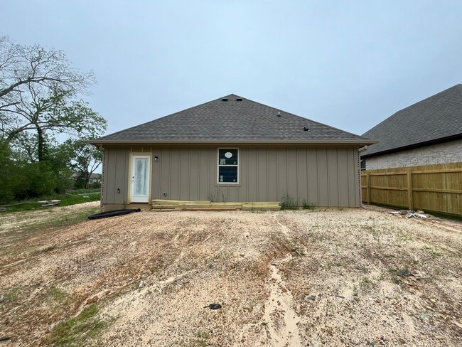 Building Photo - Coming Soon! 3 Bedroom 2 Bath Newly Constr...