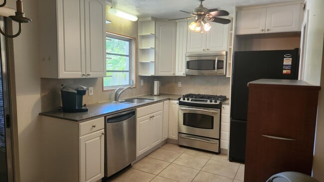 Building Photo - 225 E Ilex Dr