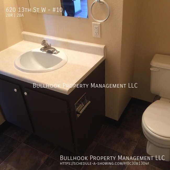 Building Photo - 2 bedroom 1-1/2 bath - Townhouse - Close t...