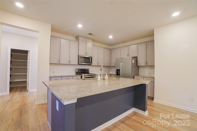 Building Photo - 16126 Flame Azalea Ct