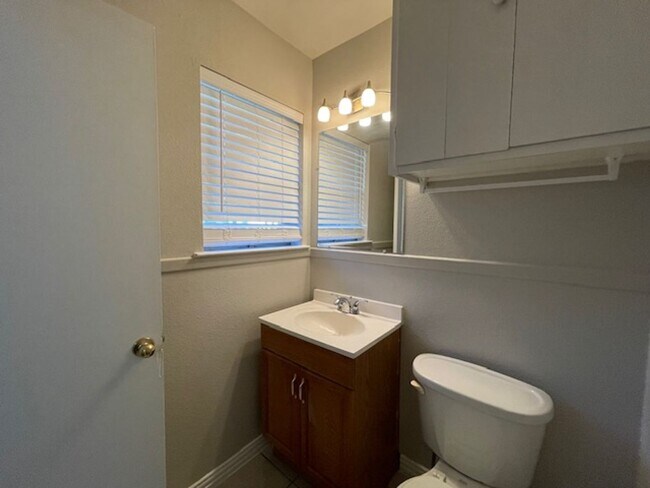 Building Photo - 1329 Harrison Ln