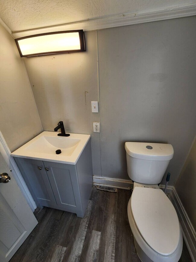 Building Photo - Charming 4-Bedroom Property in Prime Location (SECTION 8 VOUCHERS ACCEPTED)