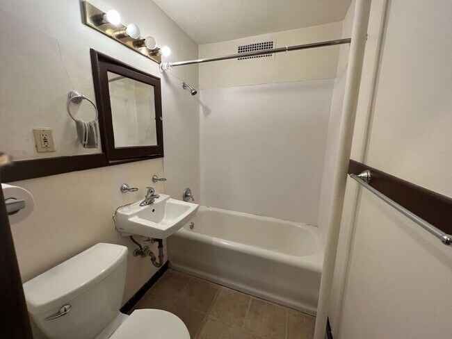 Building Photo - 6209 1/2 15th Ave NW-302