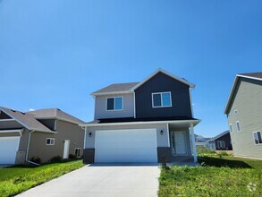 Building Photo - Modern Trilevel 3 bed/3 bath home-Availabl...