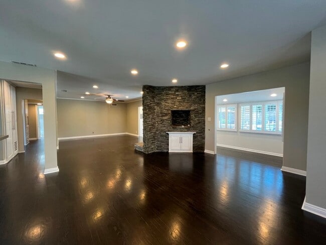 Building Photo - READY FOR MOVE-IN! 3+2.5 w/appliances + great backyard!